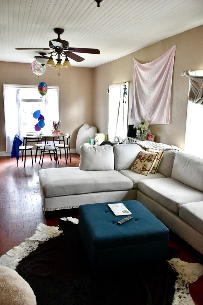 Building Photo - Great 3 Bedroom 1 Bath - WALKING DISTANCE TO CHAPMAN UNIVERSITY