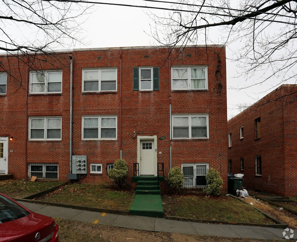 Building Photo - 423 Burbank St SE