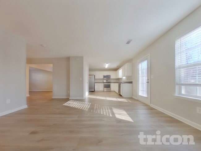 Building Photo - 613 Amberwood Dr