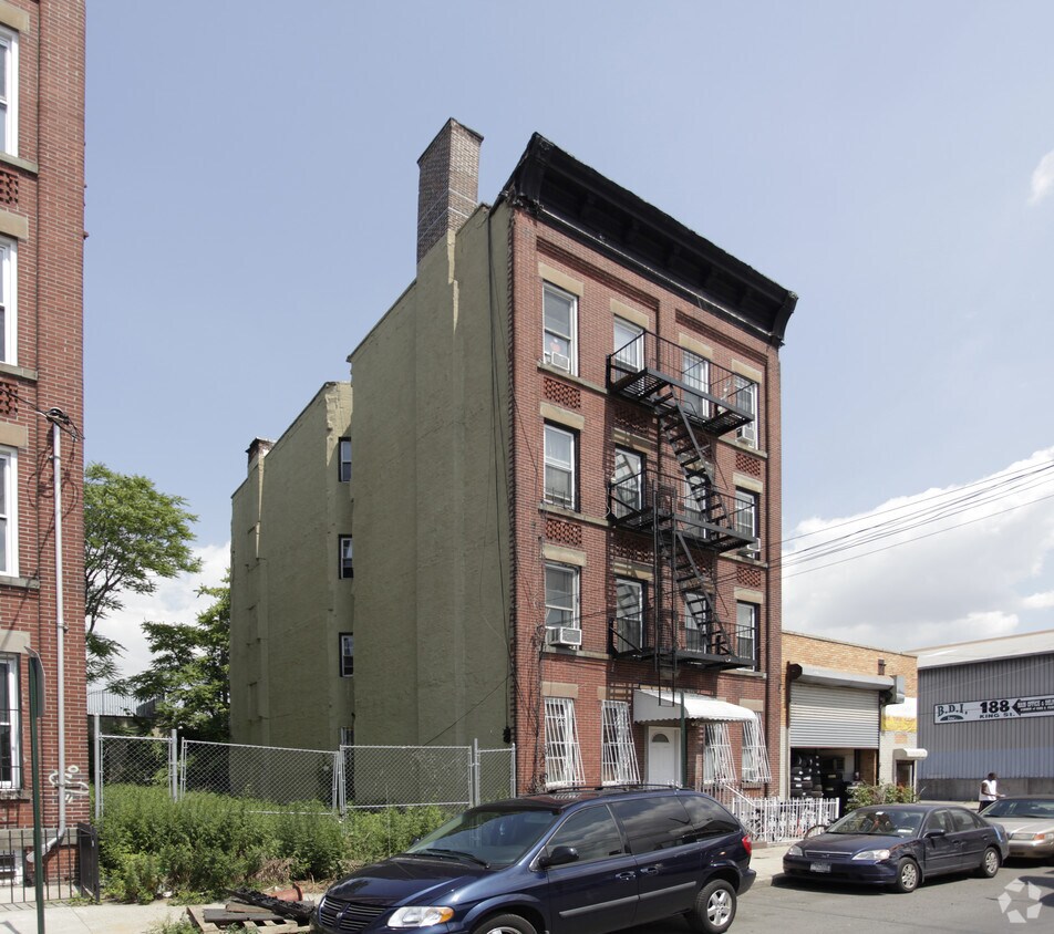 Primary Photo - 144 Conover St