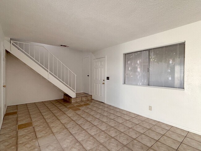 Foto del edificio - Desirable End-Unit Townhome with 2-Car Garage & Private Courtyard