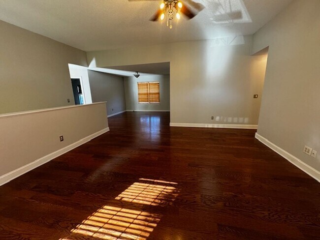Foto del edificio - 3 Bed 2 Bath house with 2 garages, (upper ...