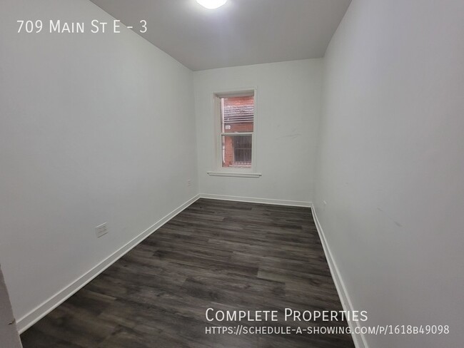 Photo du bâtiment - Main Floor, no stairs, private laundry and...