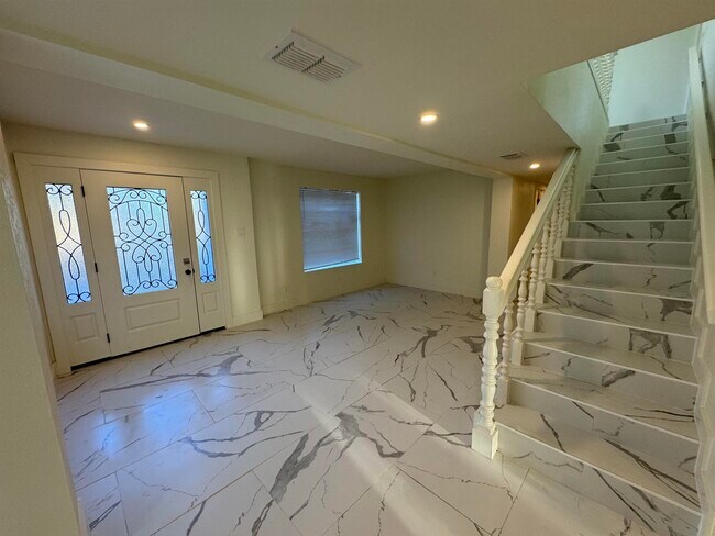 Building Photo - 13 Royale Cir