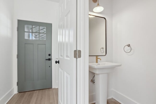 Building Photo - Newly Renovated 2BD/2.5BA with covered Driveway