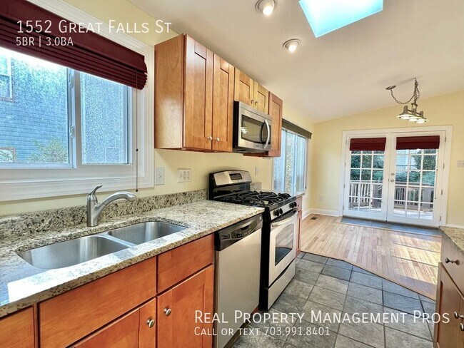 Building Photo - Bright & Beautiful McLean Home- Walk to Sh...