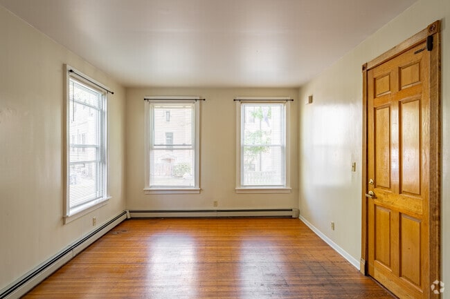 Interior Photo - 669 Potomac Ave