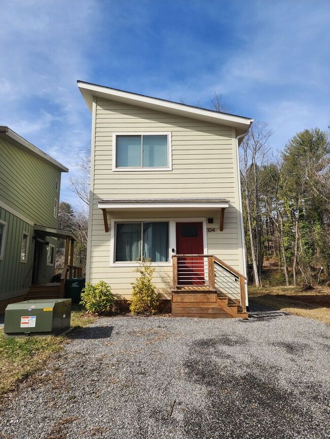 Building Photo - East Asheville Rental!