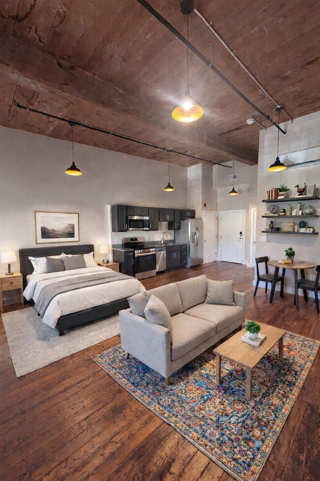 Industrial Belt Studio - Downtown Lofts