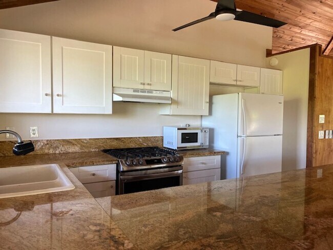 Foto del edificio - 3 Bedroom / 3 Bath Home with Ocean Views and World Class Surfing on Ali'i Dr