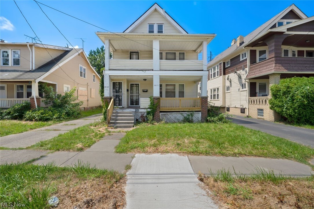 Primary Photo - 1394 Larchmont Rd