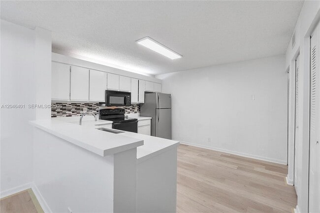 Foto del edificio - 5661 Riverside Dr