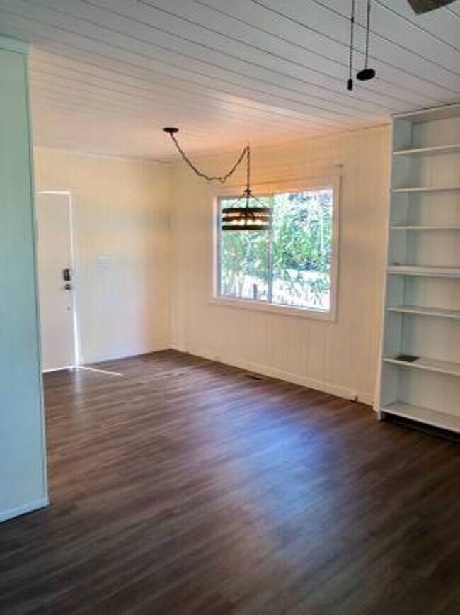 Building Photo - 2 Bedroom 1 Bath Log Home on Fitch Mt., He...