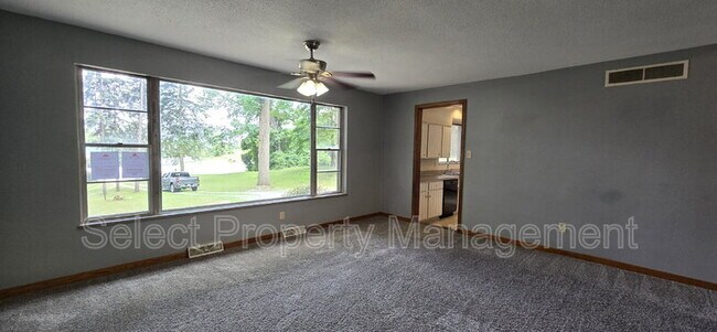 Foto del edificio - 7430 W Jefferson Blvd