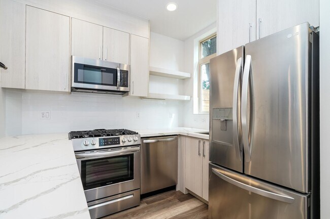 Foto del edificio - Stylish 3 Bedroom with Rooftop Decks and Dedicated Parking