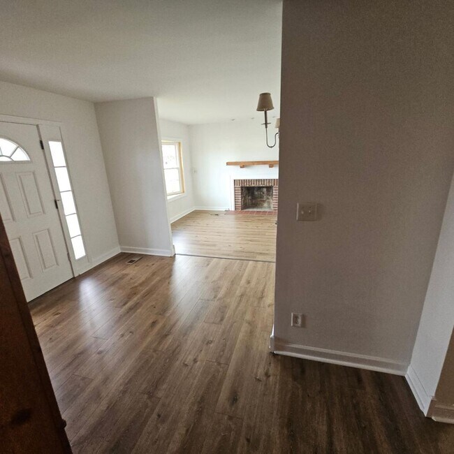 Foto del edificio - Elegant 5-Bedroom, 4-Bath Home with Expansive Living Spaces