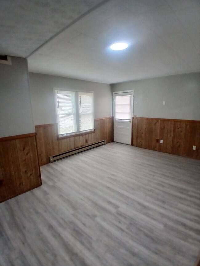Foto del edificio - Completely Renovated 3 Bedroom, 2 Full Bathrooms! Front Porch & Detached Garage! 2 Living Rooms!
