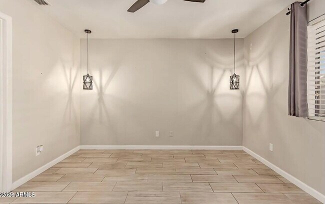 Building Photo - 2112 E Robin Ln