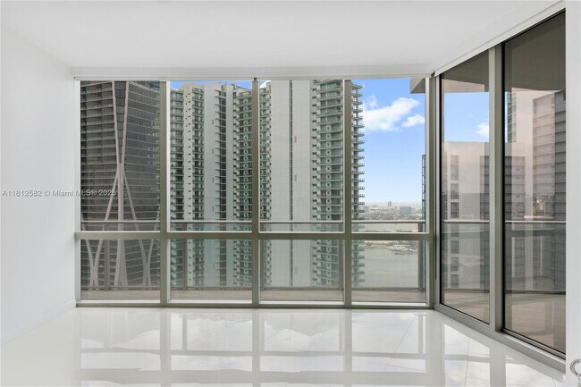 Foto del edificio - 851 NE 1st Ave