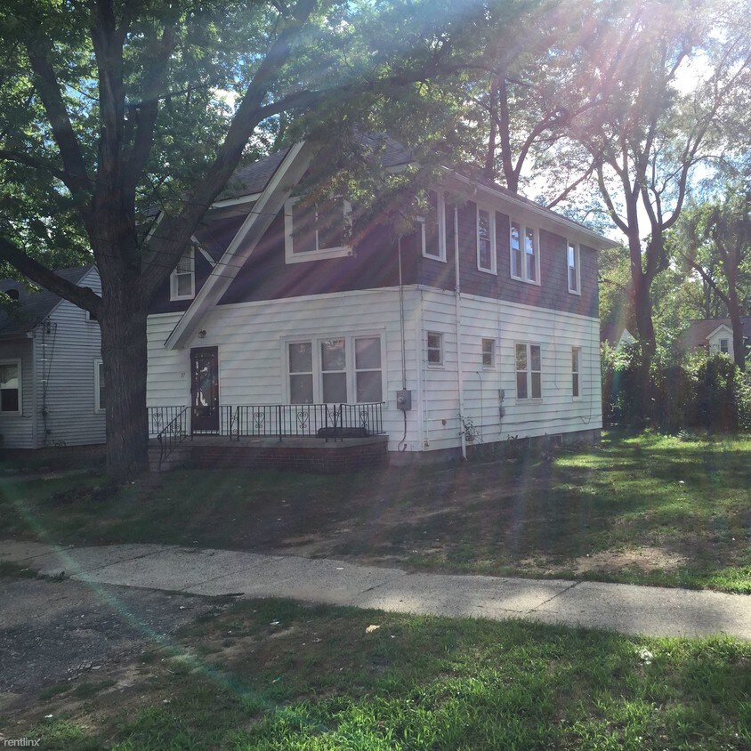 Building Photo - 35 Putnam Ave
