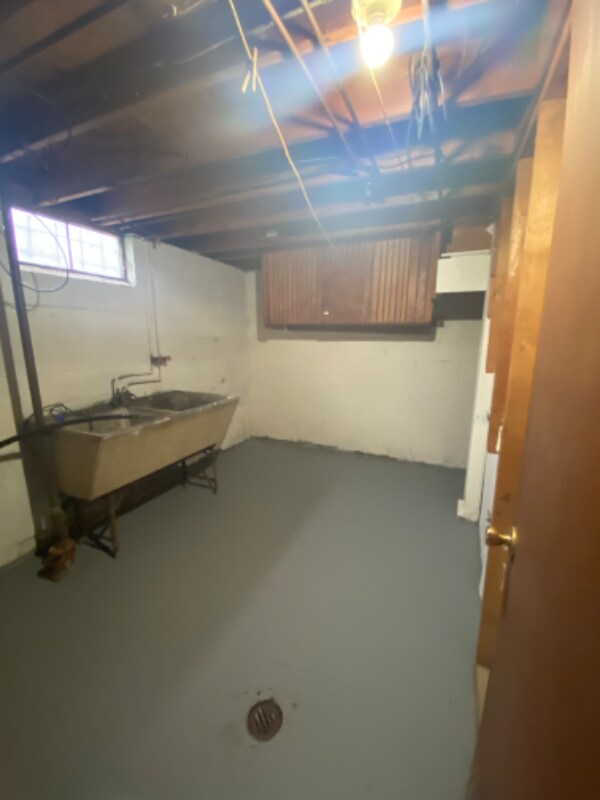 Building Photo - 558 W Foss Ave