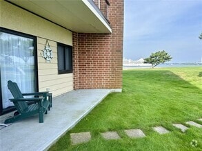 Building Photo - 3 Capella S