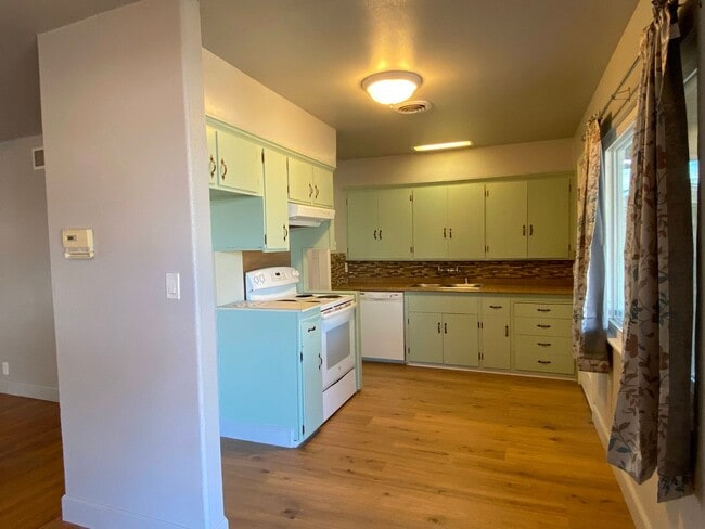 Building Photo - Nice 3 Bed, 1 Bath Home in the Country Clu...