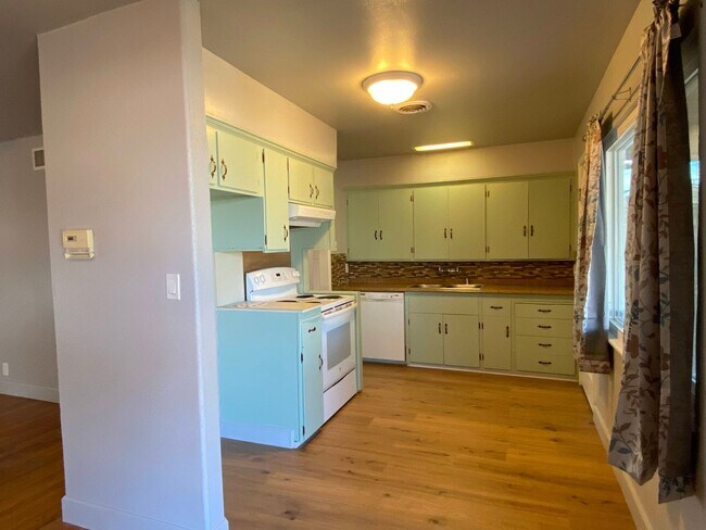 Foto del edificio - Nice 3 Bed, 1 Bath Home in the Country Clu...