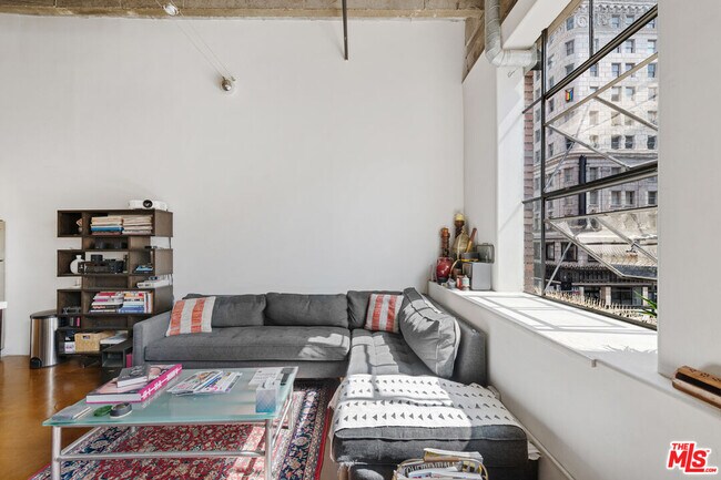Foto del edificio - 312 W 5th St
