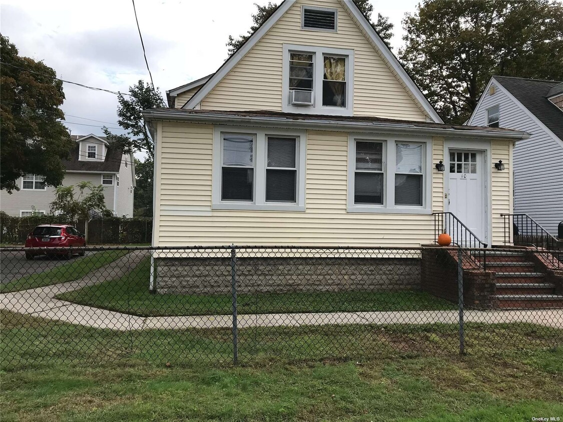 10 Covington St, Huntington Station, NY 11746 Room for Rent in