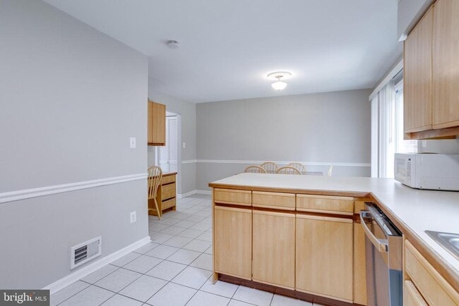 Building Photo - 4685 Forestdale Dr