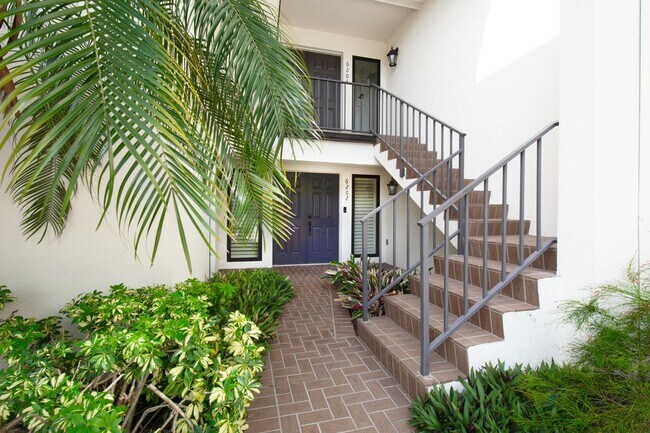 Building Photo - AVAILABLE NOW: First-floor 2 bed 2 bath condo in the heart of Bay Hill