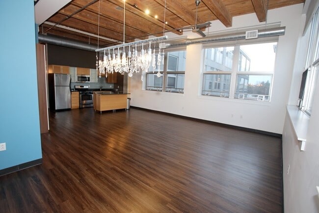 Building Photo - 120 Holmes St