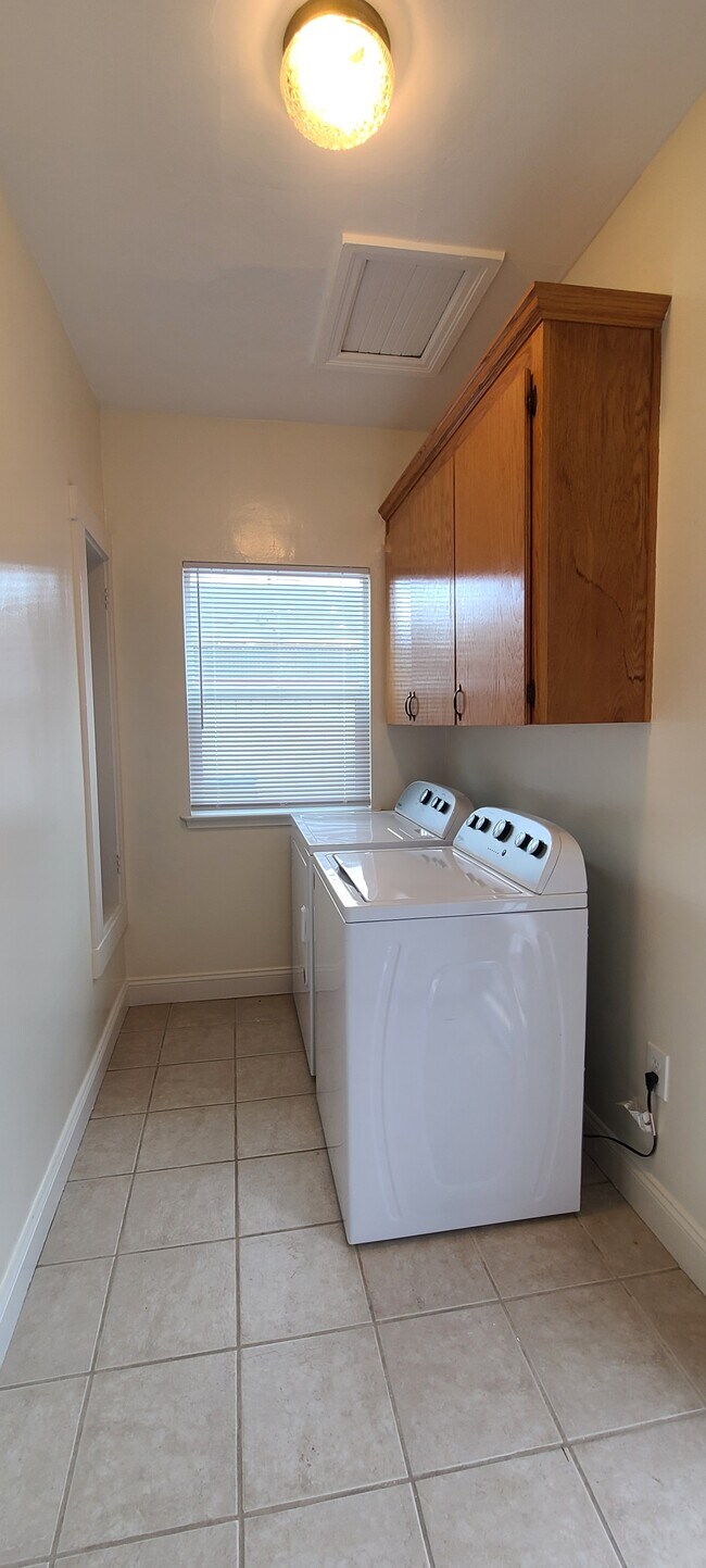 Laundry nook (machines included) - 463 Washington St