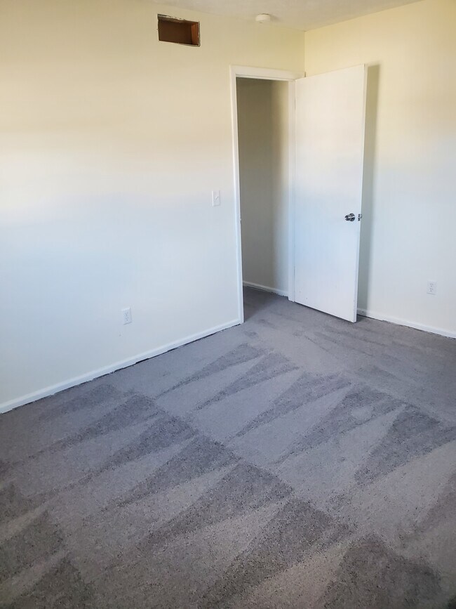 Foto del edificio - 6983 Nocturne Rd N