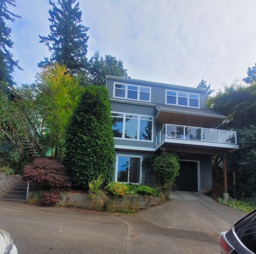 Foto principal - Beautiful South Hill Home with Bay Views 3...