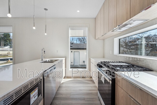 Building Photo - 9017-9093 93 St NW