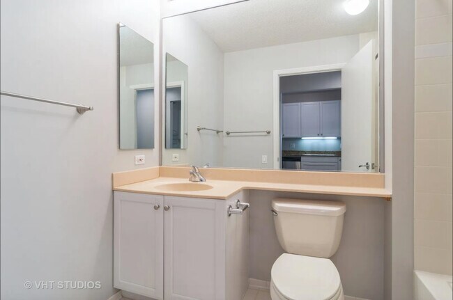Building Photo - 400 N La Salle Dr