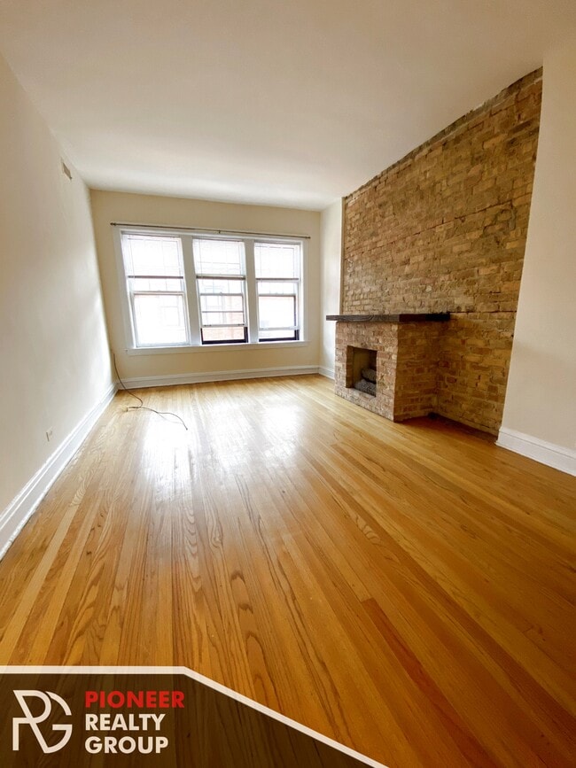 Building Photo - 3525 N Racine Ave