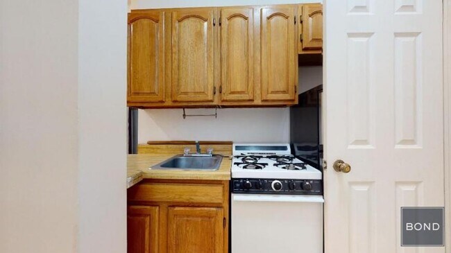 Building Photo - 1 bedroom in Manhattan NY 10003