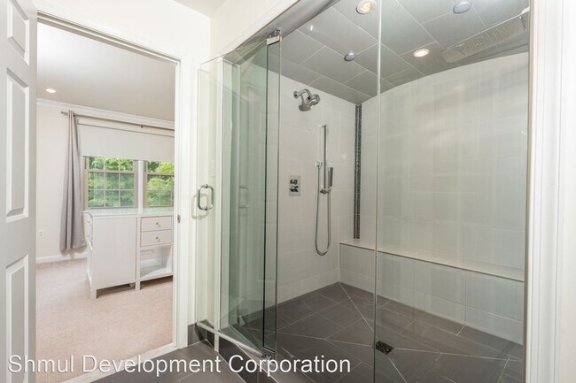 Foto del edificio - 4 br, 3.5 bath House - 11219 Empire L