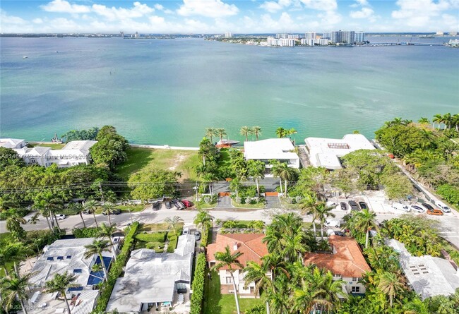 Foto del edificio - 5845 N Bay Rd
