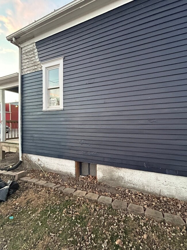 Building Photo - 106 S Benton St