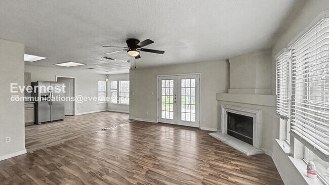 Foto del edificio - 4 Bed, 2.5 Bath Home with Garage / Pet-Friendly / Available Now!