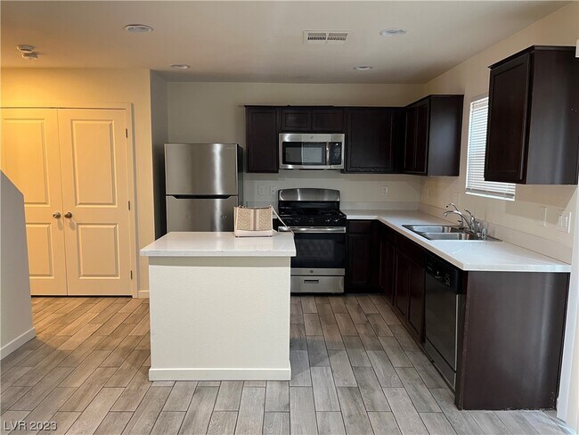 Building Photo - 3644 Via Del Robles Ave
