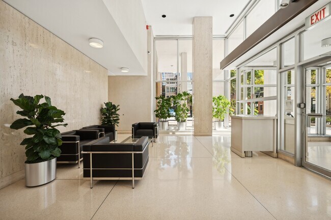 Foto del edificio - 70 W Burton Pl