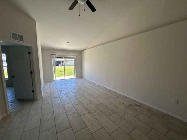 Foto del edificio - Coming Soon  Newer  3/2 Duplex -1 car garage