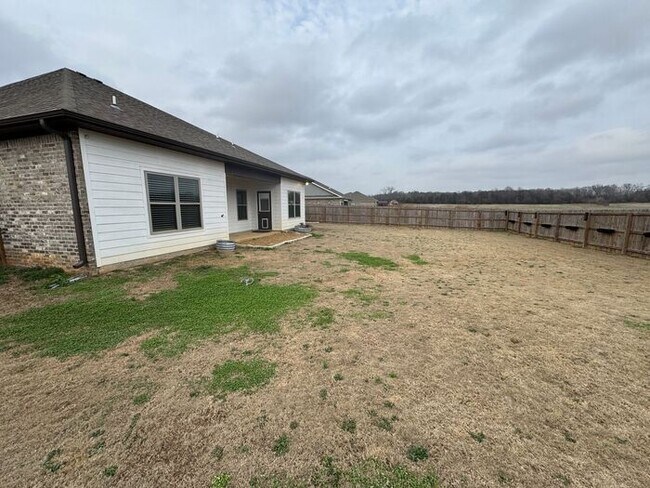 Foto del edificio - Spacious home with a FENCED yard and luxury upgrades