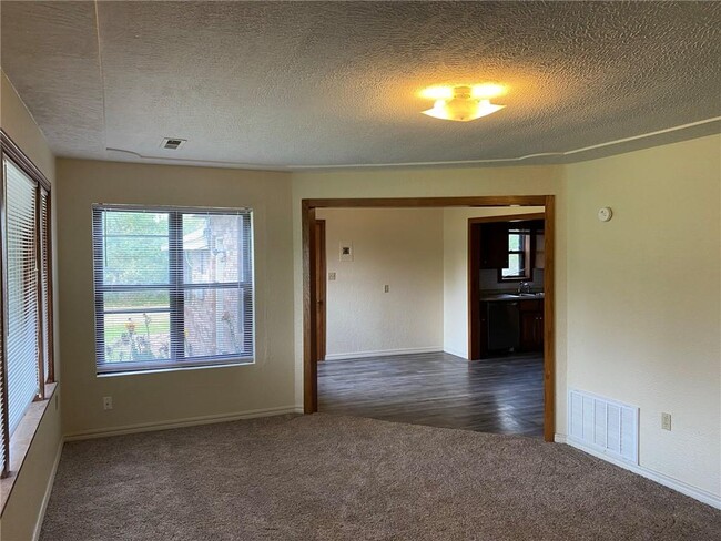 Building Photo - 292 Elm Springs Rd