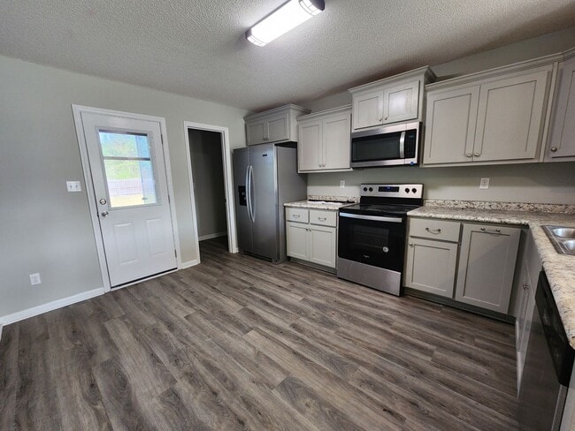 Building Photo - Move-in Spacious & Inviting 3-Bedroom Home with Fenced Yard, Open Layout & Modern Touches in Vald...